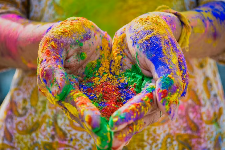 Mỗi màu sắc trong Lễ hội Holi mang một ý nghĩa riêng, tượng trưng cho niềm tin và hy vọng lạc quan. Ảnh: Pexels.