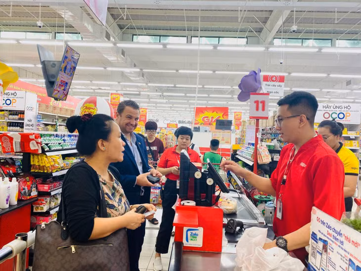 Người dân mua sắm hàng hóa tại siêu thị Go! Hạ Long.
