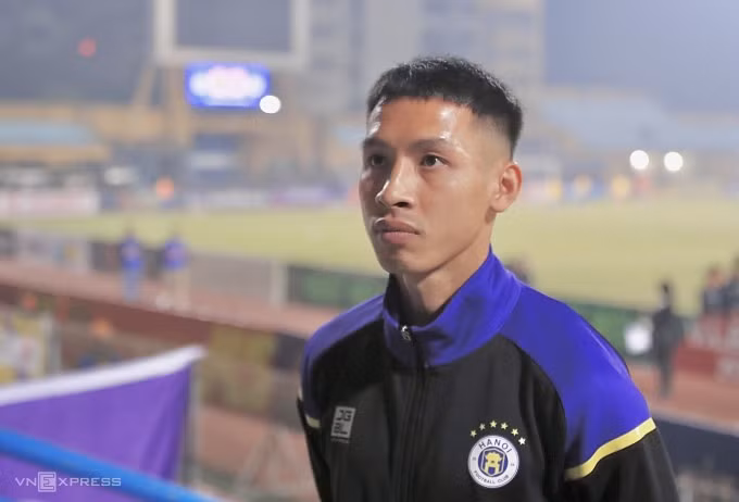 Đỗ Hùng Dũng có mặt trên khán đài sân Hàng Đẫy, theo dõi trận Hà Nội gặp Quảng Nam ở vòng 13 V-League 2023-2024. Ảnh: Minh Minh
