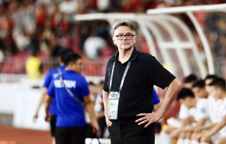 HLV Philippe Troussier ở trận đấu với Indonesia - Ảnh: N.K.