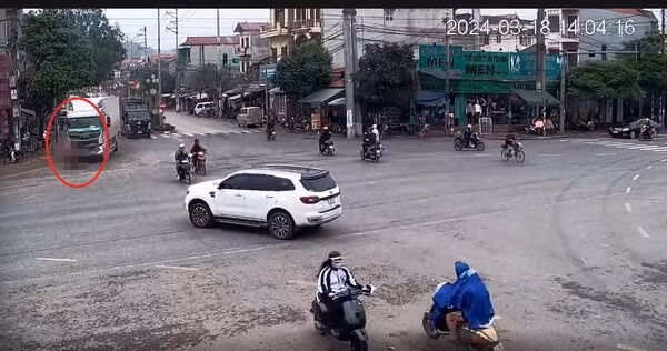 Khoảnh khắc xe tải va chạm với xe đạp do nam sinh lớp 6 điều khiển (khoanh đỏ). Ảnh: Cắt từ clip