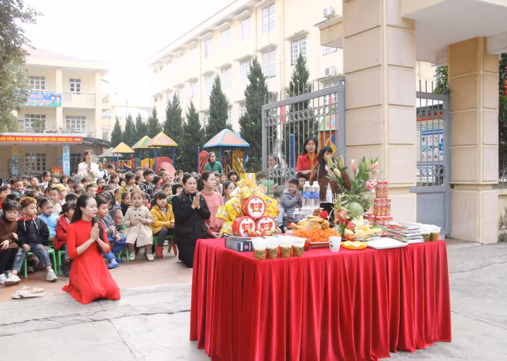 Các trường học trên địa bàn phường Cửa Ông đều dành tiết học đầu buổi sáng cho học sinh được xem lễ rước kiệu Đức Ông và các nhân thần vi hành như một bài học thực tế về văn hóa, lịch sử; giúp bồi đắp lòng yêu quê hương, đất nước và tự hào dân tộc cho các em.