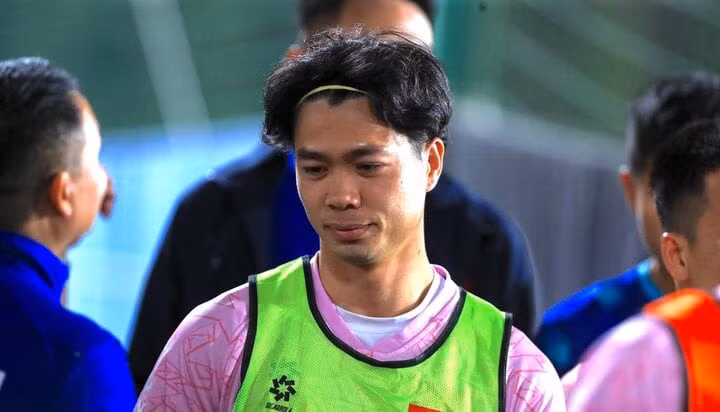 Công Phượng chấn thương nhẹ.