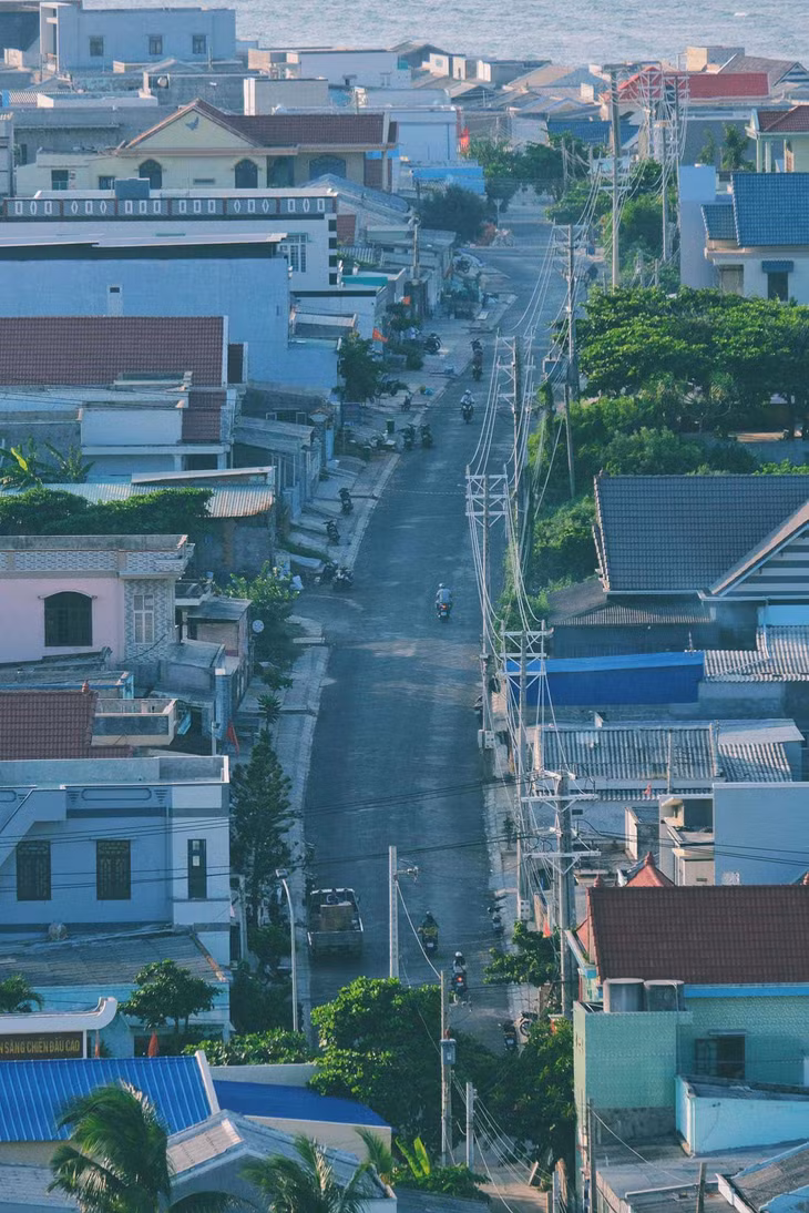 Cảnh sắc đảo Phú Quý với góc nhìn từ đỉnh Cao Cát. Ảnh: Tuyên Parafu