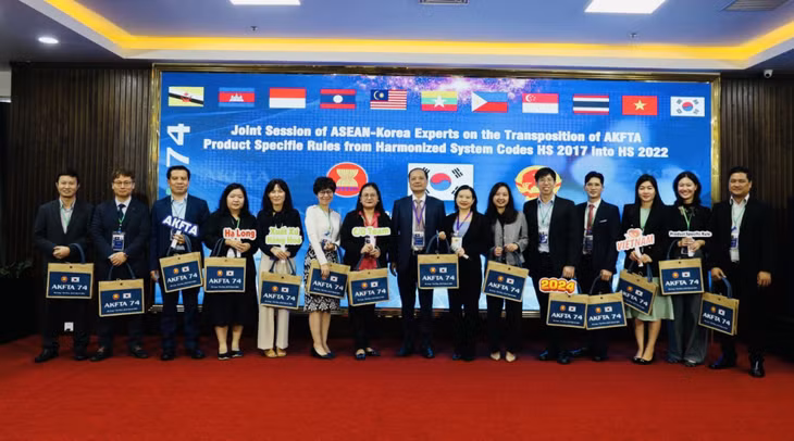 Đại diện Hàn Quốc và 10 nước ASEAN cùng Ban Thư ký ASEAN, Cục Xuất nhập khẩu Bộ Công Thương tại hội nghị.