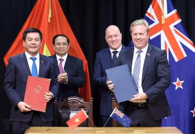 Thủ tướng Phạm Minh Chính và Thủ tướng Christopher Luxon chứng kiến Lễ ký văn kiện hợp tác giữa Bộ Công Thương Việt Nam và Bộ Ngoại giao và Thương mại New Zealand về hợp tác kinh tế, thương mại. (Ảnh: Dương Giang/TTXVN)