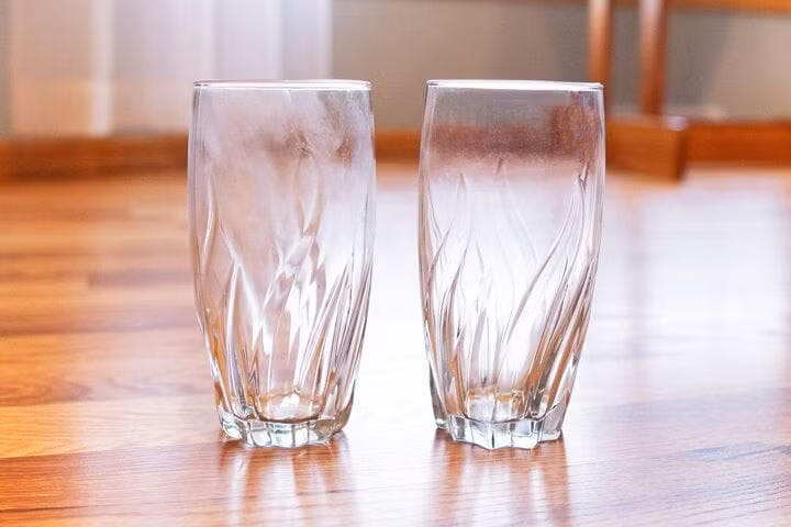 Có nhiều cách làm sạch ly thủy tinh bị ố nhanh chóng và hiệu quả. (Ảnh: Taste of Home)