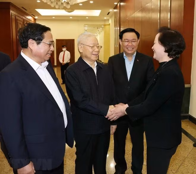 Tổng Bí thư Nguyễn Phú Trọng với các đồng chí lãnh đạo Đảng, Nhà nước và thành viên Tiểu ban Nhân dự tham dự phiên họp. (Ảnh: Trí Dũng/TTXVN)
