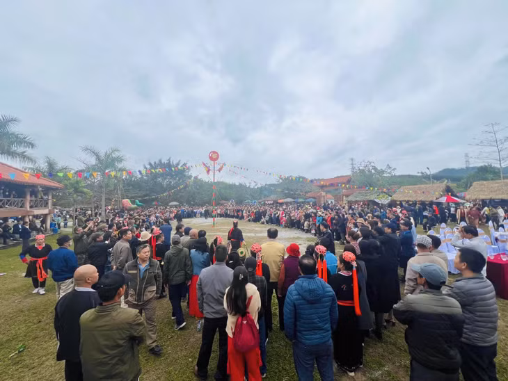 Hội làng Bằng Cả 2024 thu hút đông đảo người dân và du khách tham gia.