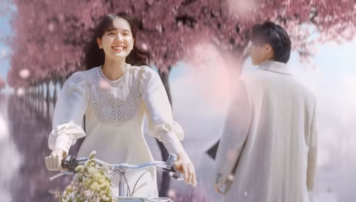 Sơn Tùng M-TP và Hải Tú trong MV “Chúng ta của tương lai“. Ảnh: Cắt từ clip