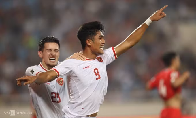 Tiền đạo Sananta (số 9) mừng bàn ấn định thắng lợi 3-0 cho Indonesia trước Việt Nam, trên sân Mỹ Đình, Hà Nội, lượt bốn bảng F vòng loại hai khu vực châu Á, World Cup 2026, tối 26/3/2024. Ảnh: Lâm Thỏa