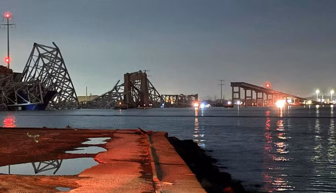 Cầu Francis Scott Key sập một phần sau vụ va chạm ngày 26/3. Ảnh: Reuters