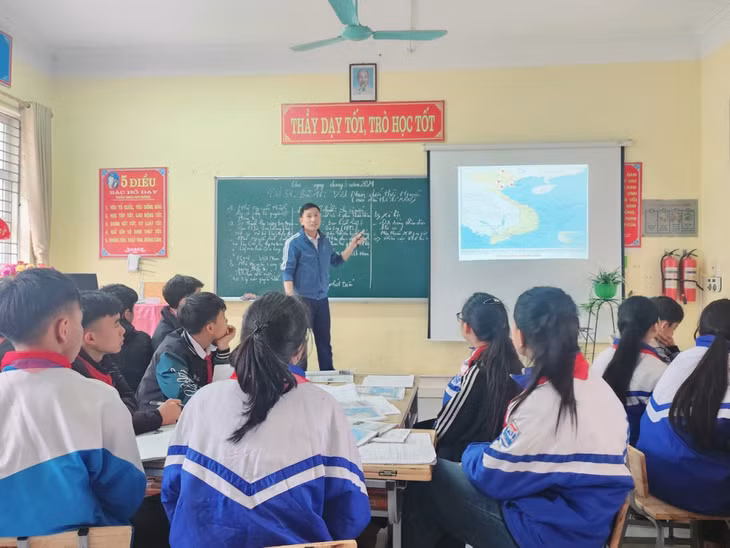 Thầy giáo Trần Văn Nam, giáo viên Trường TH&amp;THCS Vũ Oai (TP Hạ Long) đã có 16 năm gắn bó với học sinh vùng cao. (Ảnh nhân vật cung cấp)