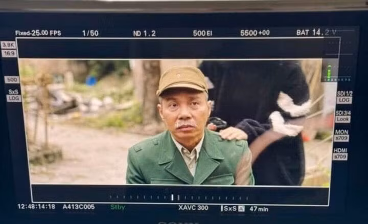Ngọc Hà - vợ NSND Công Lý chia sẻ ảnh hậu trường đóng phim của chồng. "Có ai nhận ra anh Lý trong Trạm cứu hộ trái tim không? Thương lắm", cô viết.