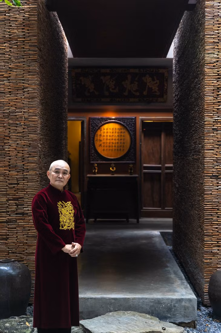 Theo nghệ sĩ Xuân Hinh, “Linh Từ - Uống Nước Nhớ Nguồn” được hiểu là ngôi đền linh thiêng, nơi thể hiện lòng biết ơn với ông bà tổ tiên, quê hương. Điều đó cũng phản ánh giá trị cốt lõi của tín ngưỡng thờ Mẫu: tâm hướng thiện. Ảnh: Bảo tàng Đạo Mẫu