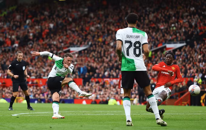 Mac Allister gỡ hòa cho Liverpool vào cuối hiệp một. Ảnh: Reuters