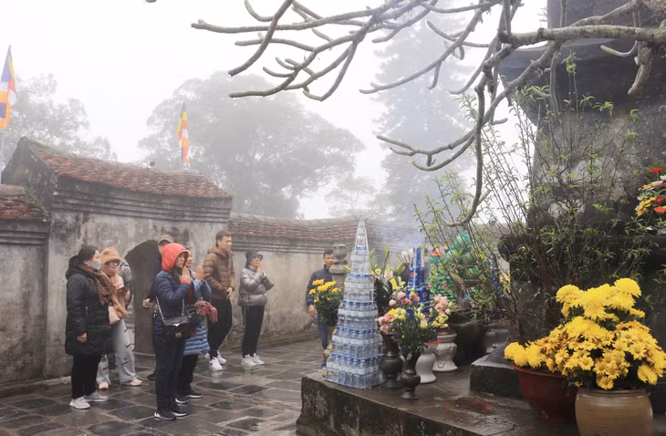 Khu di tích lịch sử và danh thắng Yên Tử (TP Uông Bí) thu hút du khách thập phương đến tham quan.