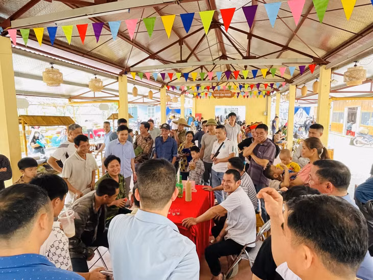Trò chơi Sái mả tại không gian chợ phiên Hà Lâu.