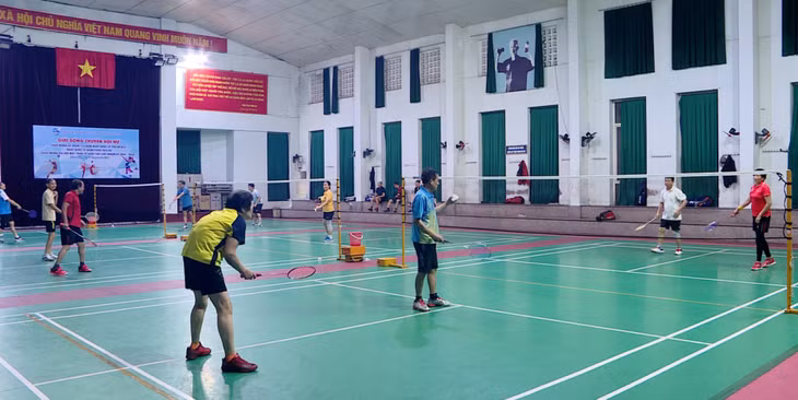 Các thành viên CLB Cầu lông Bạch Đằng (TP Hạ Long) luyện tập đều đặn vào mỗi buổi sáng.