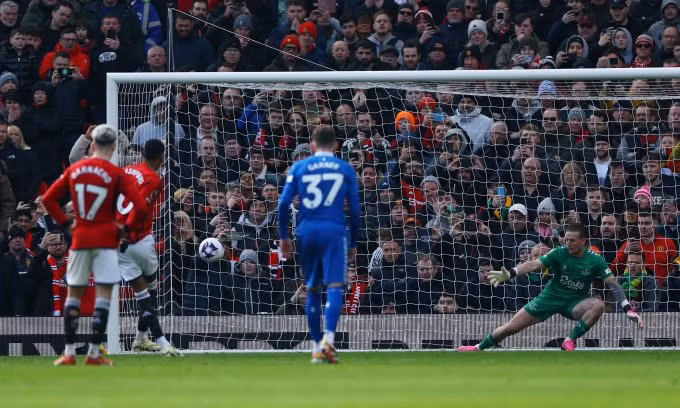 Cú sút phạt đền thành bàn của Rashford. Ảnh: Reuters