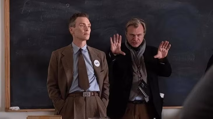 Christopher Nolan chỉ đạo diễn xuất trên phim trường.