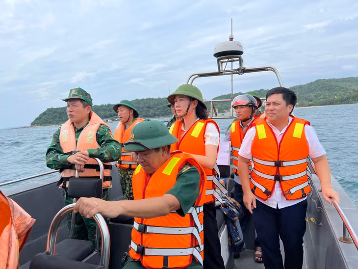 Bí thư Đảng ủy, Chủ tịch UBND xã Thanh Lân, Nguyễn Thị Thanh Thái cùng cán bộ xã kiểm tra công tác phòng chống bão trên địa bàn.