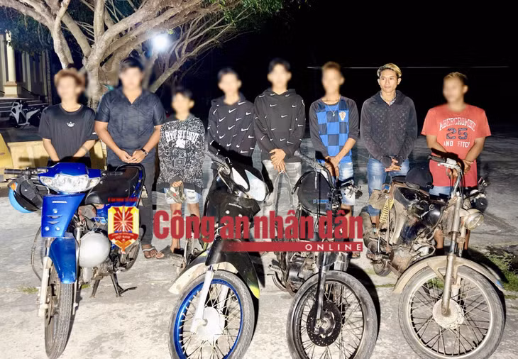 Nhóm trẻ trâu cùng tang vật.