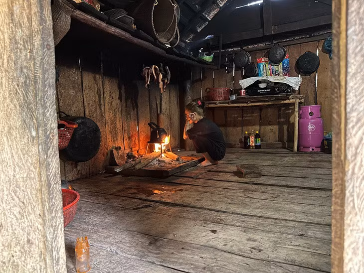 Cô gái trẻ được giải cứu và vẫn còn sợ hãi - Ảnh: T.S.