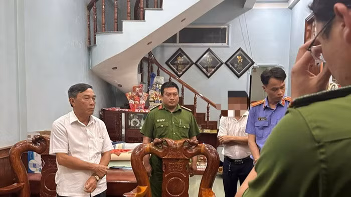 Công an thực hiện lệnh bắt tạm giam ông Lê Ngọc Sanh, nguyên Phó Chủ tịch UBND huyện Cát Tiên.