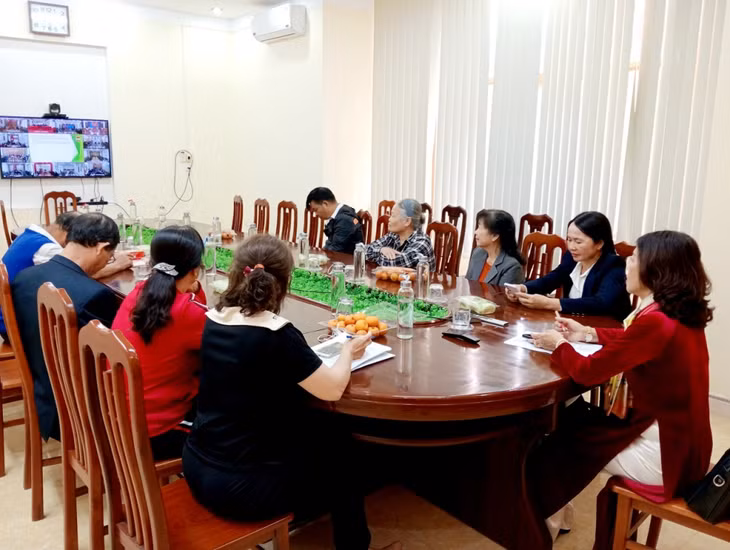 Các cán bộ Hội Nông dân tham dự hội nghị tại điểm cầu phường Quảng Yên (TX Quảng Yên).