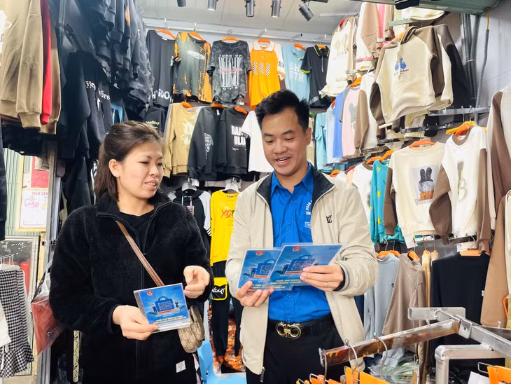 Đoàn Thanh niên phường Mạo Khê (TX Đông triều) tổ chức cấp phát miễn phí bảng mã QR Code cho các hộ tiểu thương chợ Mạo Khê.