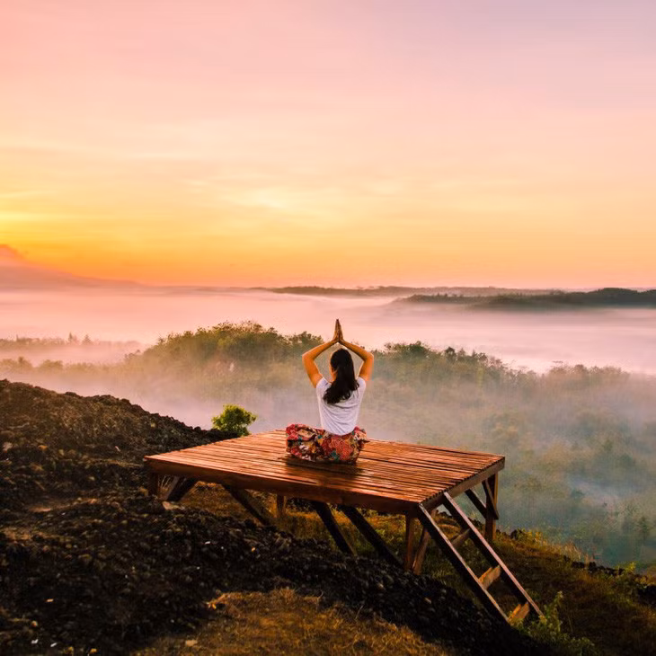 Thiền làm giảm lo lắng, trầm cảm và căng thẳng, đồng thời tốt cho trí não, giảm nguy cơ mắc bệnh tim và cải thiện trí nhớ - Ảnh: Insnerds