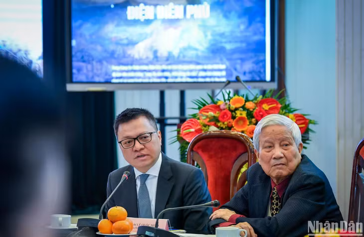 Đồng chí Lê Quốc Minh, Tổng Biên tập Báo Nhân Dân trao đổi với các phóng viên tại sự kiện. (Ảnh: THÀNH ĐẠT)