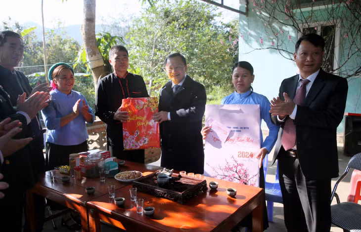 Phó Bí thư Tỉnh ủy, Chủ tịch UBND tỉnh Cao Tường Huy đến thăm, chúc Tết cán bộ, nhân dân xã Hải Sơn ngày mùng 2 Tết Giáp Thìn 2024. Ảnh: Minh Hà