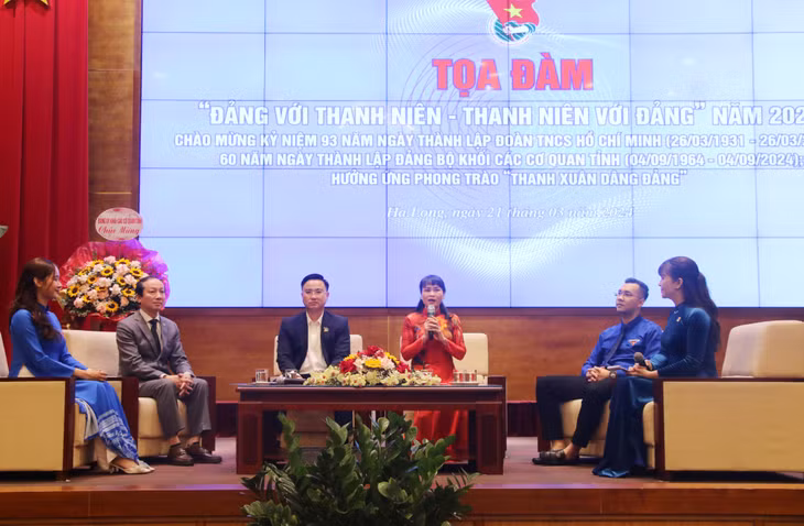 Các khách mời chia sẻ, trao đổi với ĐVTN tại tọa đàm “Đảng với Thanh niên - Thanh niên với Đảng” năm 2024.