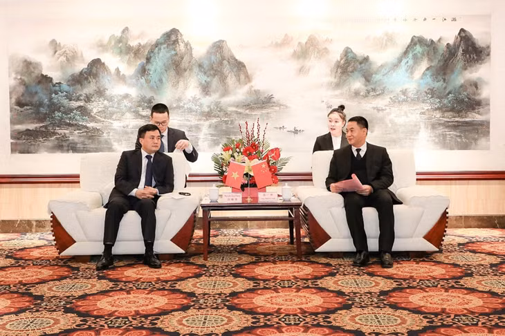 Đồng chí Mạc Nhất Cách, Phó Chủ tịch UBND thành phố kiêm Cục trưởng Cục Công an TP Quế Lâm, Khu tự trị dân tộc Choang Quảng Tây, Trung Quốc, trao đổi với đồng chí Nguyễn Duy Dũng, Trưởng Công an TP Hạ Long, Quảng Ninh, Việt Nam.