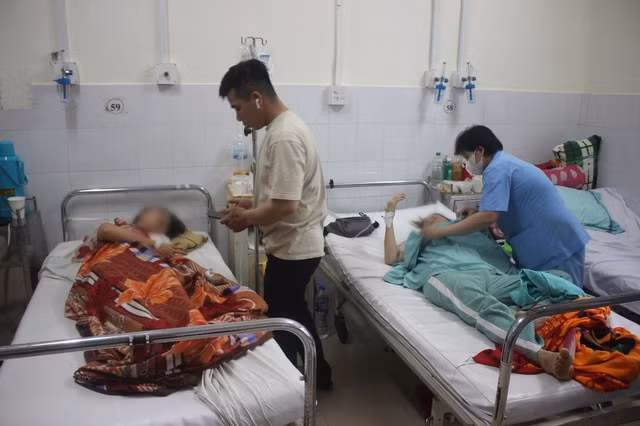 Bệnh nhân nghi ngộ độc sau ăn cơm gà quán Trâm Anh đang điều trị ở Bệnh viện Đa khoa tỉnh Khánh Hòa.