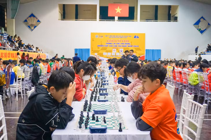 Các VĐV thi đấu ván đầu tiên.