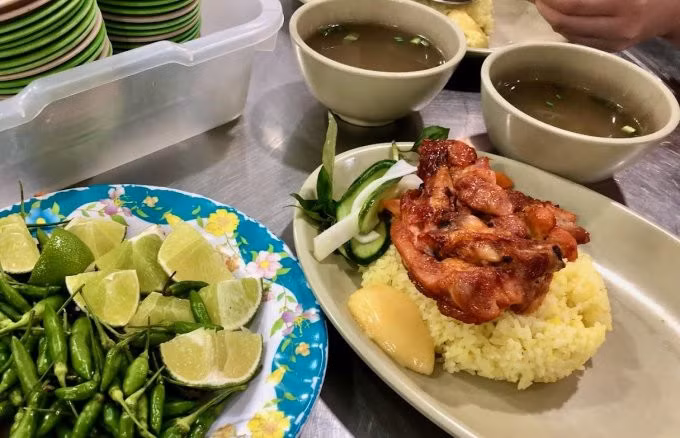 Món cơm gà bán tại quán cơm Trâm Anh ở Nha Trang. Ảnh: Thi Thi