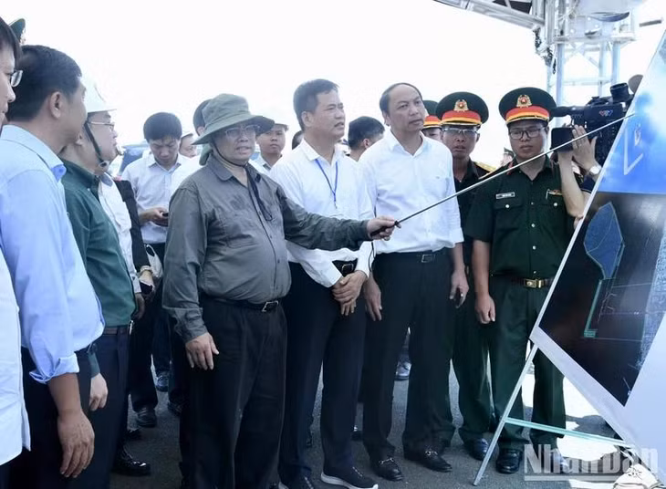 Thủ tướng Phạm Minh Chính nghe ý kiến về phát triển Cảng hành khách quốc tế Phú Quốc.