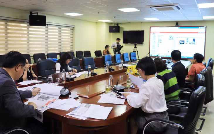 Hội đồng xét giải báo chí tỉnh đánh giá các tác phẩm.