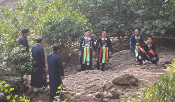 Trai gái người Sán Chay hát đối đáp bên suối.
