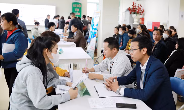 Doanh nghiệp phỏng vấn lao động tại phiên giao dịch việc làm được tổ chức tại Trung tâm Dịch vụ việc làm tỉnh.