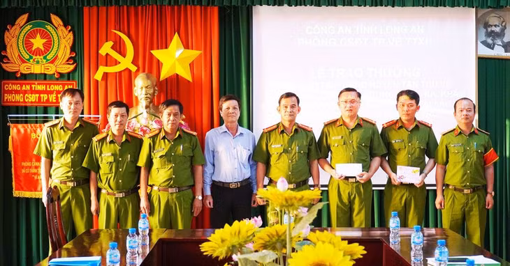 Khen thưởng cho lực lượng khám phá nhanh vụ án và bắt giữ đối tượng thực hiện hành vi hiếp dâm, cướp tài sản. Ảnh: An Long