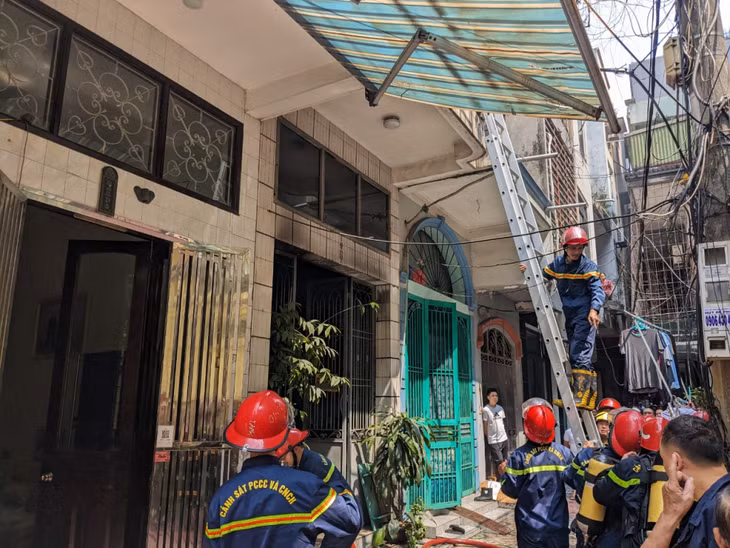 Lực lượng Cảnh sát PCCC và CNCH sử dụng thang 2 để tiếp cận lên tầng 2 của nhà dân bị cháy.