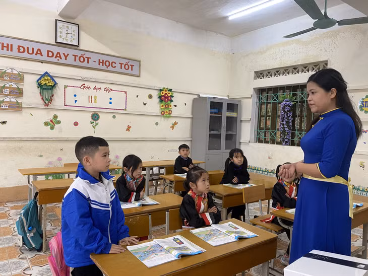 Cô giáo Nguyễn Thị Thủy, giáo viên Điểm trường Ngàn Mèo Dưới, Trường Tiểu học Lục Hồn (huyện Bình Liêu) nhiều năm liền công tác ở các thôn, bản khó khăn.