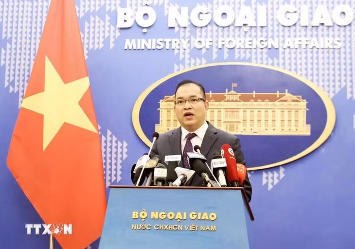 Phó Phát ngôn Bộ Ngoại giao Nguyễn Đức Thắng chủ trì Họp báo tháng 3. (Ảnh: Thu Phương/TTXVN phát)