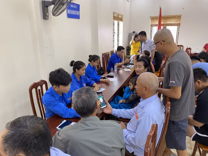 ĐVTN phường Yên Giang (TX Quảng Yên) hướng dẫn người dân sử dụng công nghệ số.