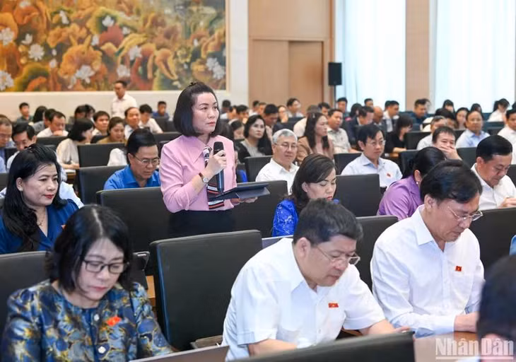 Đại biểu Nguyễn Minh Tâm (đoàn Quảng Bình) bày tỏ tán thành với tán thành với quy định cấm hành vi điều khiển phương tiện tham gia giao thông mà trong máu hoặc hơi thở có nồng độ cồn. (Ảnh: DUY LINH)