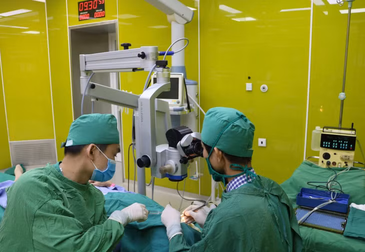 Các bác sĩ của Trung tâm Y tế thị xã Quảng Yên thực hiện thay thủy tinh thể bằng công nghệ phẫu thuật Phaco hiện đại.
